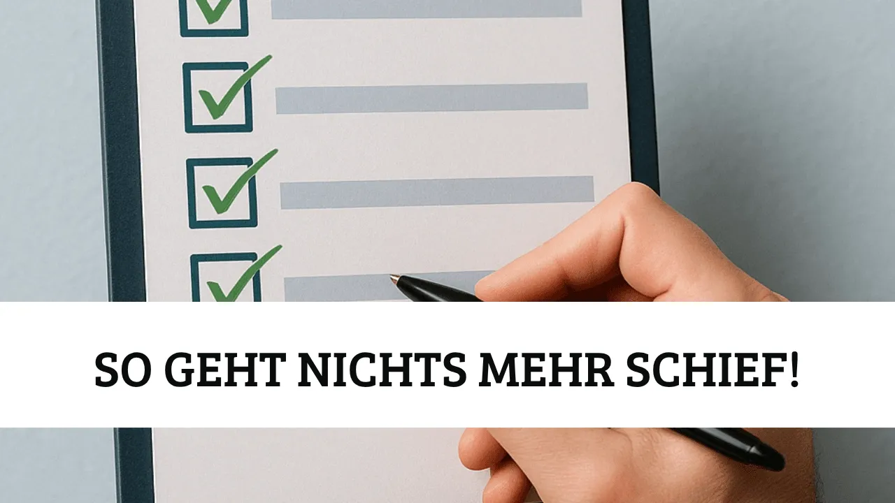 Hand mit Stift hakt Punkte auf einer Checkliste auf Klemmbrett ab – Checkliste für eine erfolgreiche Ausschreibungsabgabe im Vergabeverfahren
